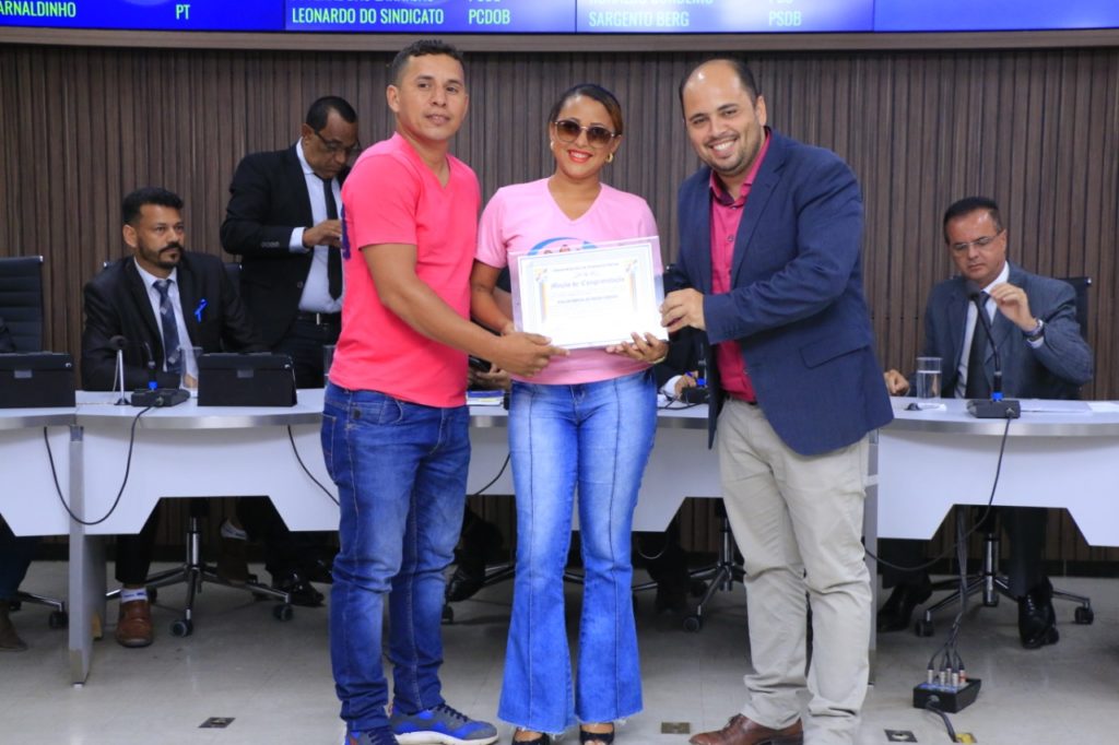 Vereador Arnaldinho entrega Moção de Congratulação ao projeto "Voluntários de Mãos cheias " 2 IMG 20191113 WA0066