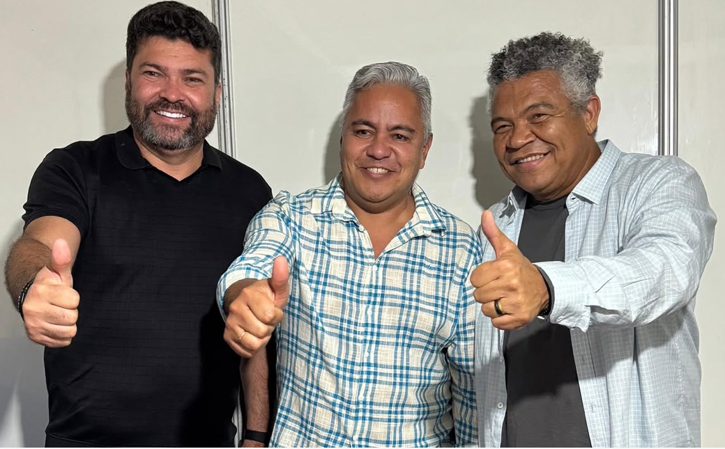 Deputados Marcinho Oliveira e Valmir Assunção prestigiam o São Pedro de Alcobaça e reafirmam compromisso com o município